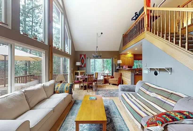 Projector & Deck! Family Cabin, 4 Mi To Lake Davis