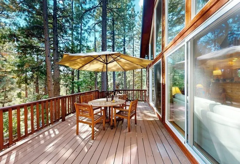 Projector & Deck! Family Cabin, 4 Mi To Lake Davis