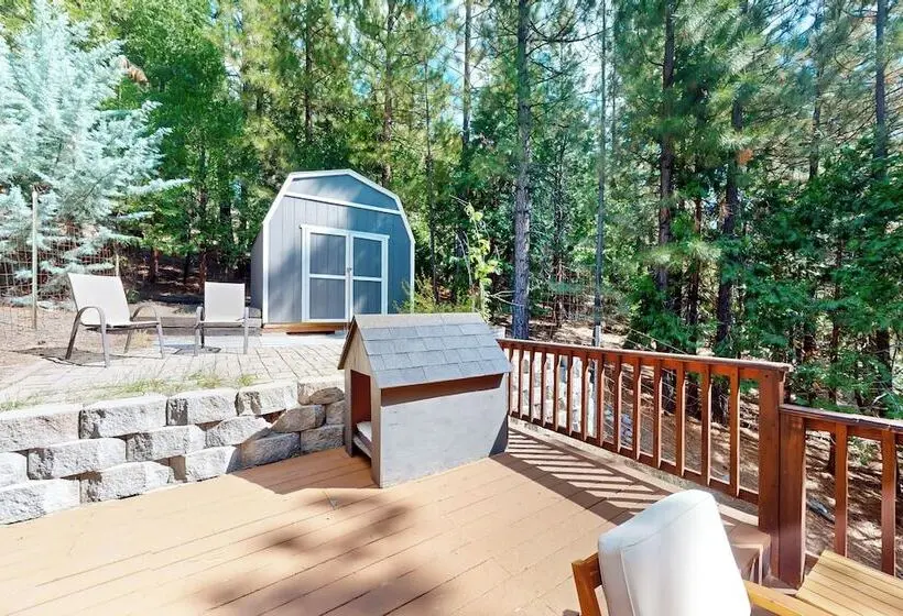 Projector & Deck! Family Cabin, 4 Mi To Lake Davis