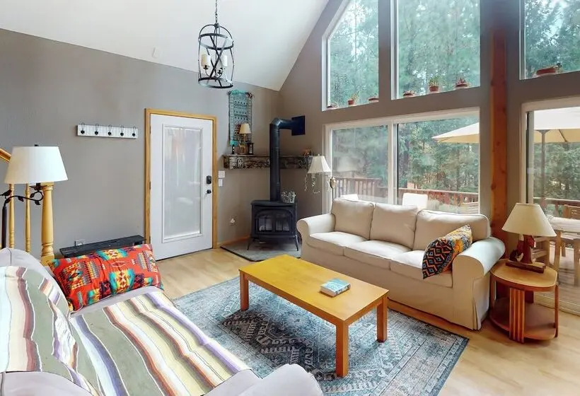 Projector & Deck! Family Cabin, 4 Mi To Lake Davis