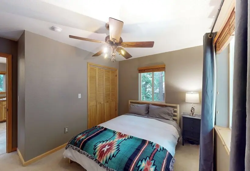 Projector & Deck! Family Cabin, 4 Mi To Lake Davis