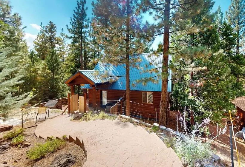 Projector & Deck! Family Cabin, 4 Mi To Lake Davis