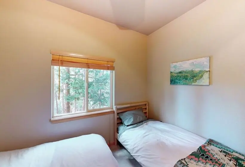 Projector & Deck! Family Cabin, 4 Mi To Lake Davis