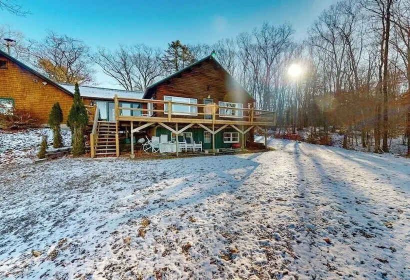 Riverfront Retreat With A Furnished Deck, Washer/dryer & Fast Wifi