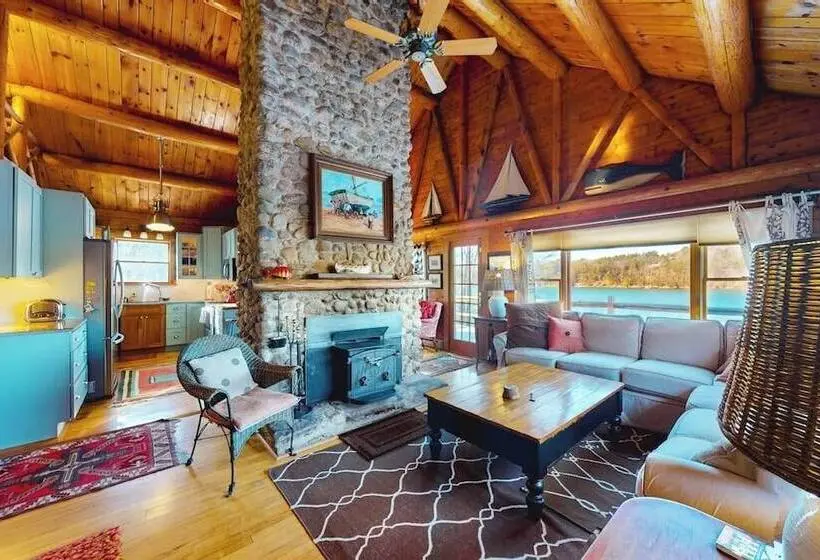 Riverfront Retreat With A Furnished Deck, Washer/dryer & Fast Wifi