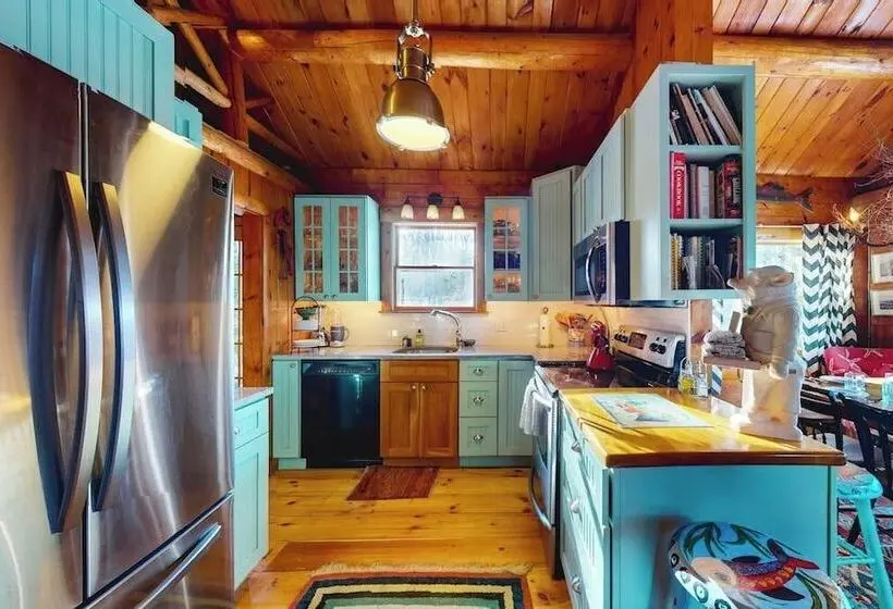 Riverfront Retreat With A Furnished Deck, Washer/dryer & Fast Wifi