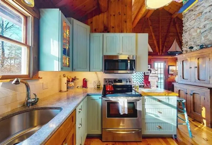 Riverfront Retreat With A Furnished Deck, Washer/dryer & Fast Wifi