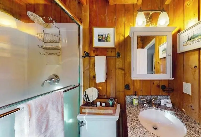 Riverfront Retreat With A Furnished Deck, Washer/dryer & Fast Wifi