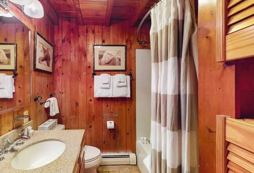 Riverfront Retreat With A Furnished Deck, Washer/dryer & Fast Wifi