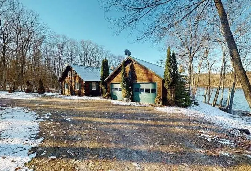 Riverfront Retreat With A Furnished Deck, Washer/dryer & Fast Wifi