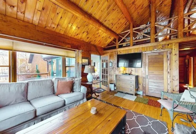 Riverfront Retreat With A Furnished Deck, Washer/dryer & Fast Wifi