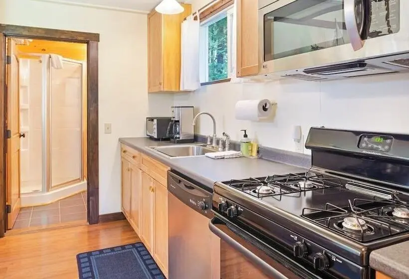 Woodland Home Near Long Pond W/ Spacious Living Area, Full Kitchen & Deck