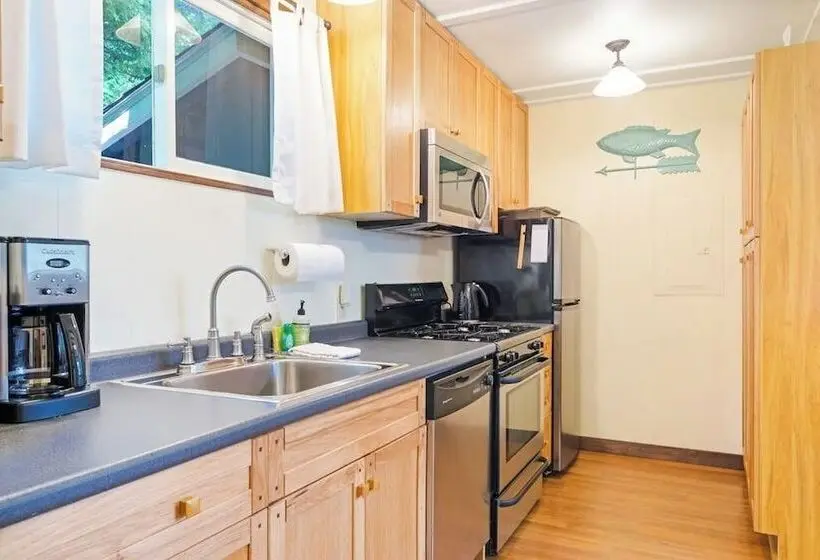 Woodland Home Near Long Pond W/ Spacious Living Area, Full Kitchen & Deck