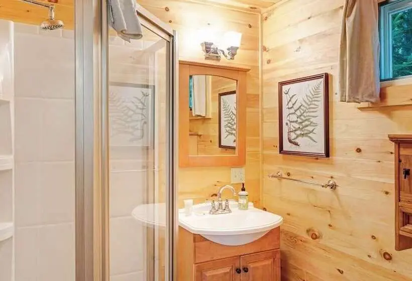 Woodland Home Near Long Pond W/ Spacious Living Area, Full Kitchen & Deck