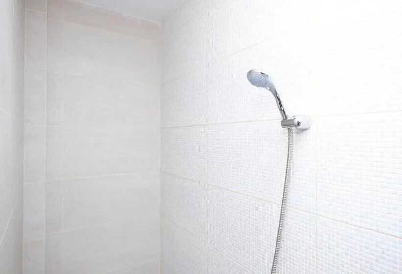 ホテル Urbanview Tiana Residence Nagoya Batam By Reddoorz