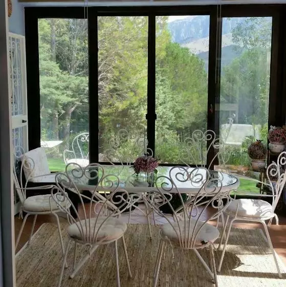 تختخواب و صبحانه Hassin Cottage