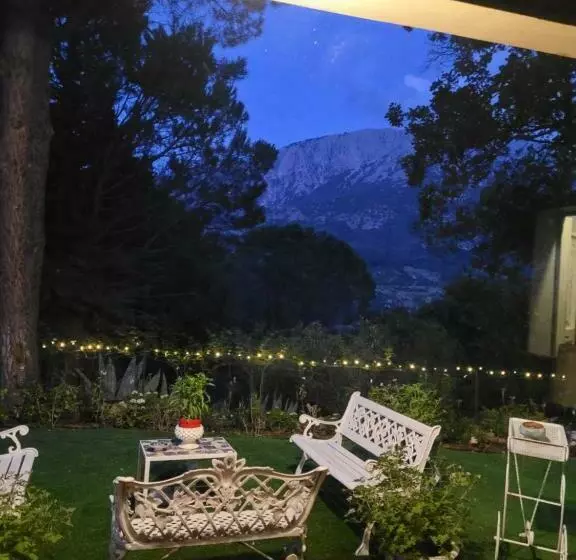 تختخواب و صبحانه Hassin Cottage