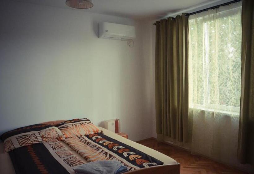 پانسیون Noira House