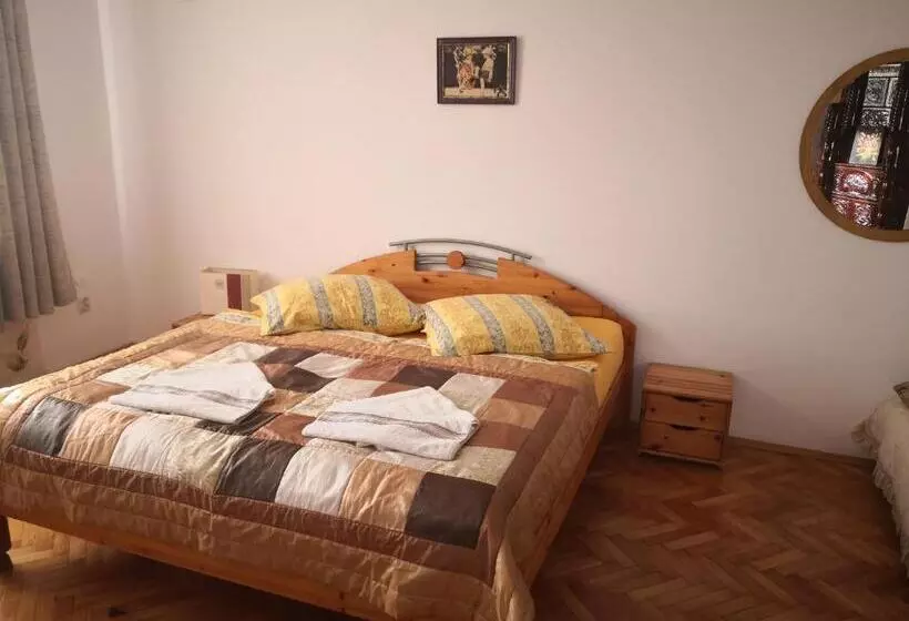 پانسیون Noira House