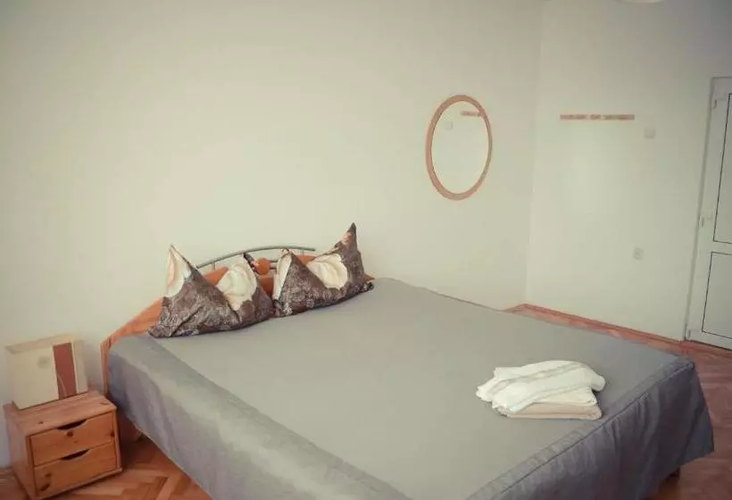 پانسیون Noira House