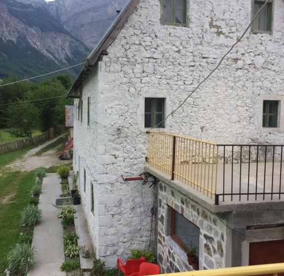 Majatalo Bujtina Kometa