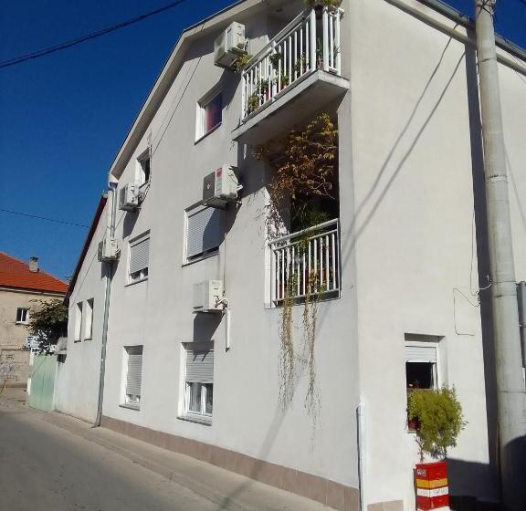 تختخواب و صبحانه Biba