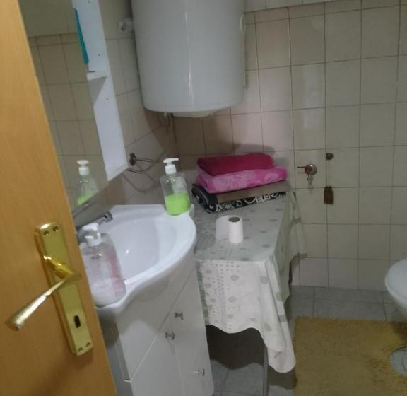 تختخواب و صبحانه Biba