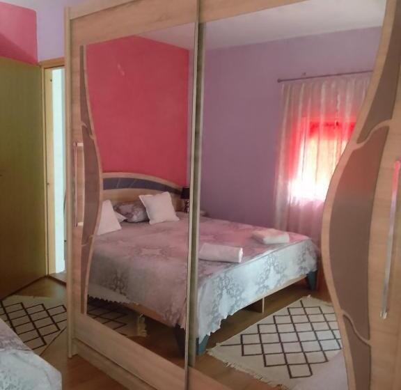 تختخواب و صبحانه Biba