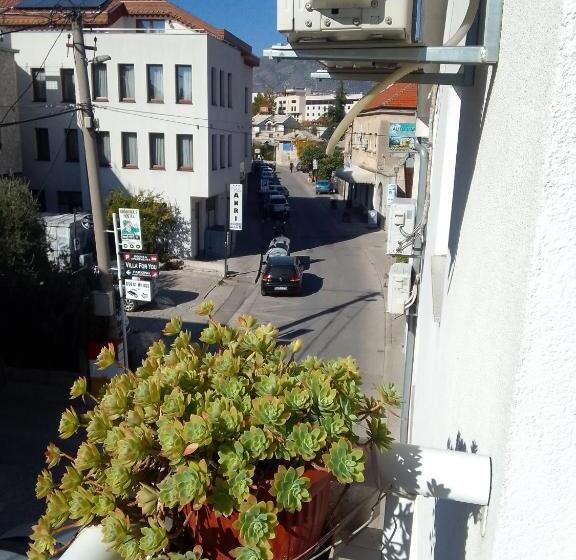 تختخواب و صبحانه Biba