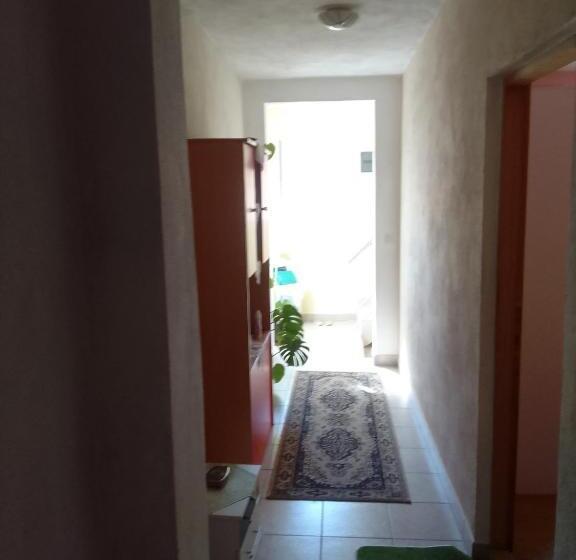 تختخواب و صبحانه Biba