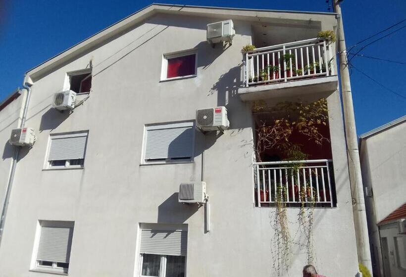 تختخواب و صبحانه Biba