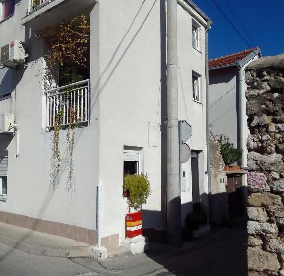 تختخواب و صبحانه Biba