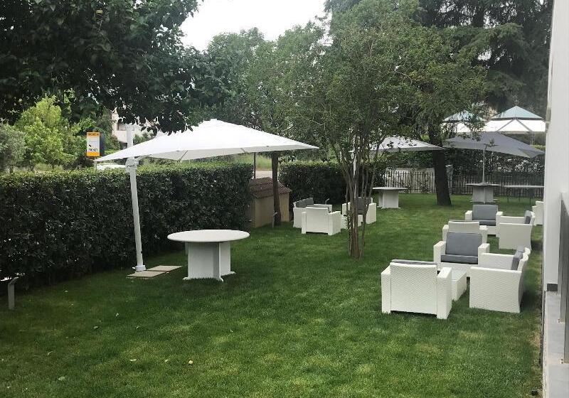 فندق Domus Grand