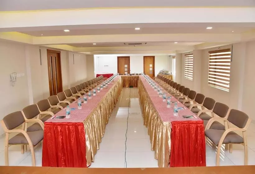 هتل Navaratna Inn - A Luxury