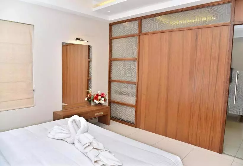 هتل Navaratna Inn - A Luxury