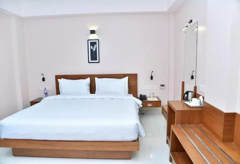 هتل Navaratna Inn - A Luxury