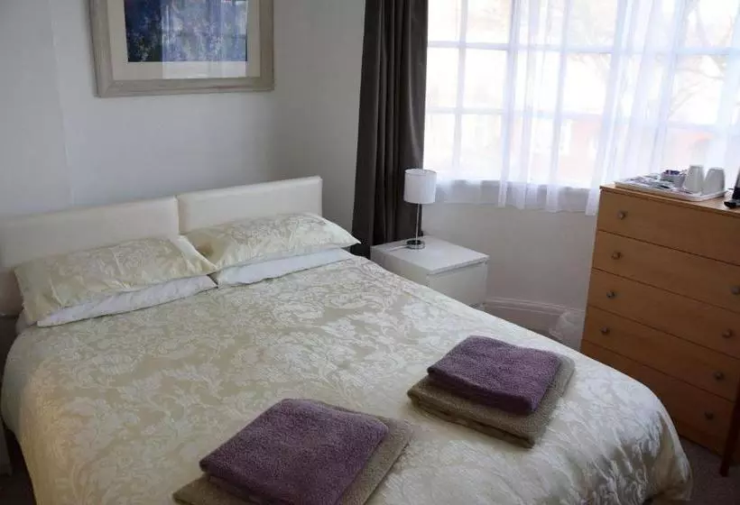 Majatalo The Cove Guest House