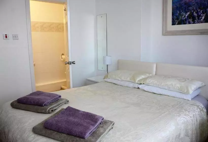 Majatalo The Cove Guest House