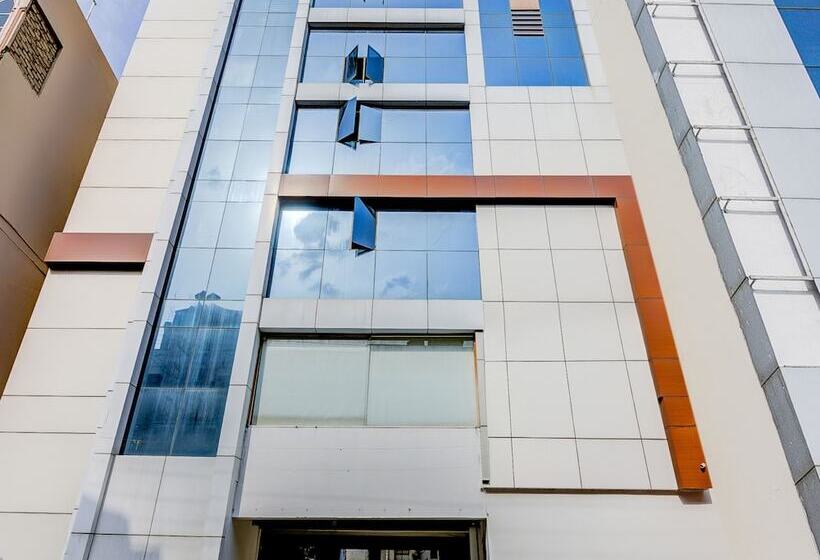 בית מלון כפרי Fab Leela Grand Inn