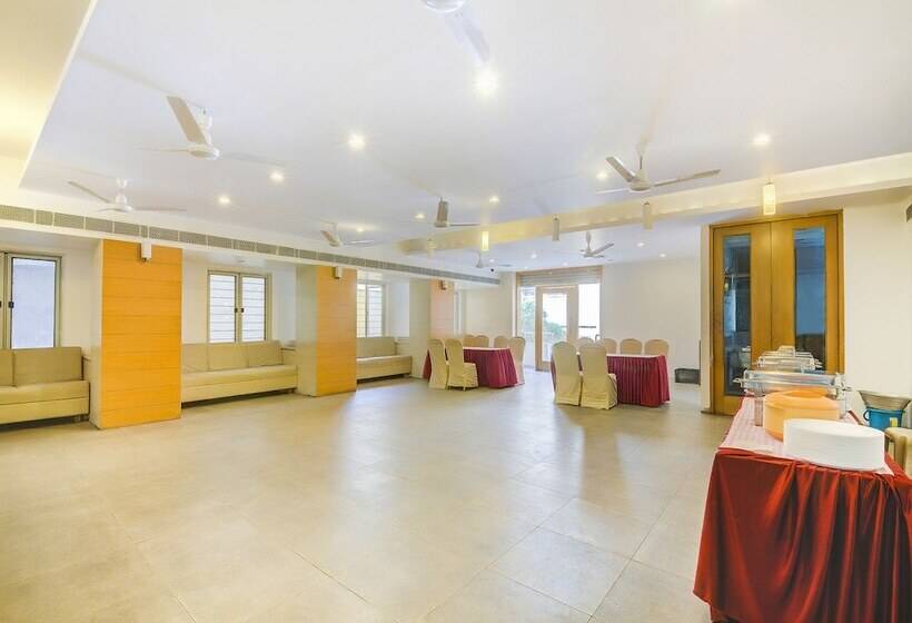 בית מלון כפרי Fab Leela Grand Inn