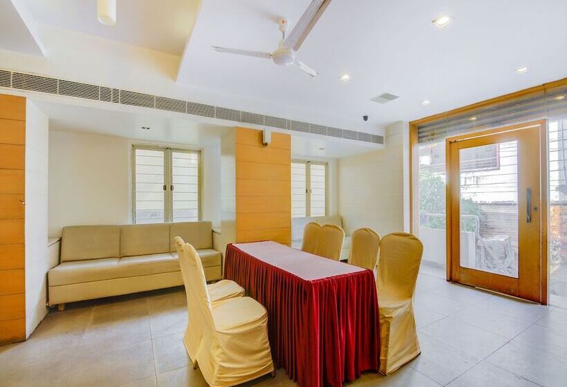 בית מלון כפרי Fab Leela Grand Inn