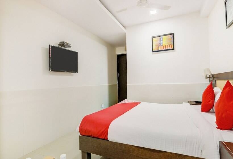 בית מלון כפרי Fab Leela Grand Inn