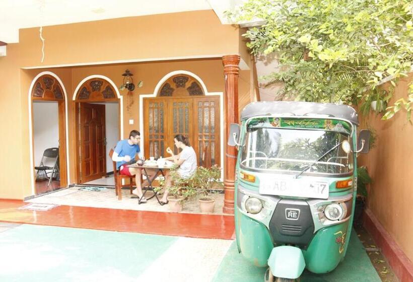 펜션 Blue Birds Tissa & Yala Safari