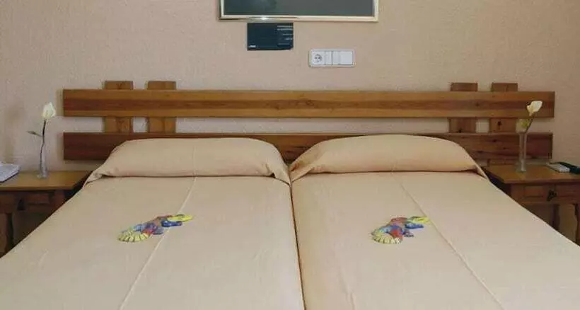 Hotelli Hostal Santi