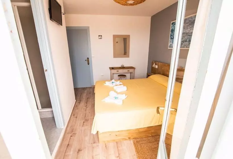 هتل Hostal Santi