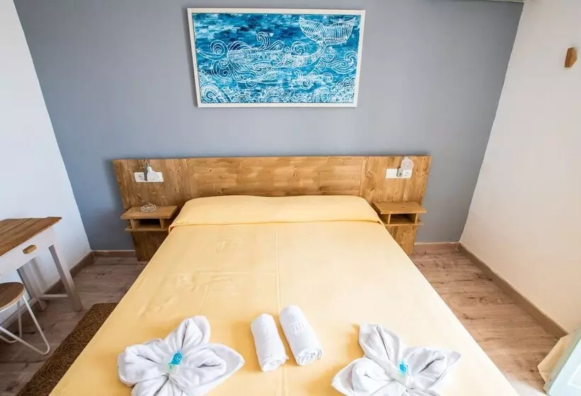 هتل Hostal Santi