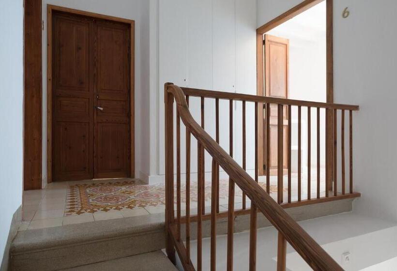 پانسیون Llonga S 11th Youth Hostel