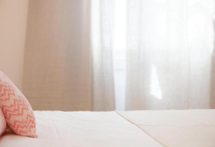 پانسیون Llonga S 11th Youth Hostel