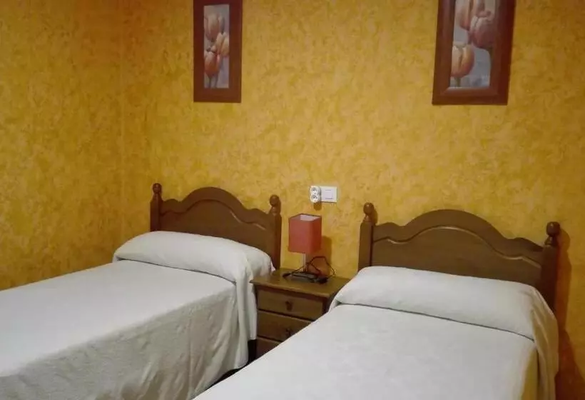 پانسیون Hostal La Aldaba