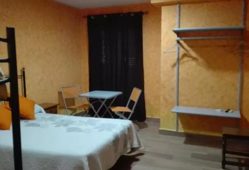 پانسیون Hostal La Aldaba